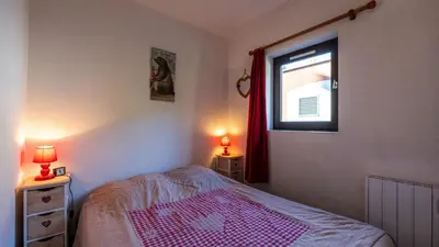 a small bedroom with a bed and a window at Grande Neige 23 - Appt pied des pistes 4 pers in Morillon