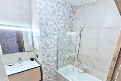 a bathroom with a shower and a sink at White Pearl Vue Mont Blanc in Chamonix-Mont-Blanc