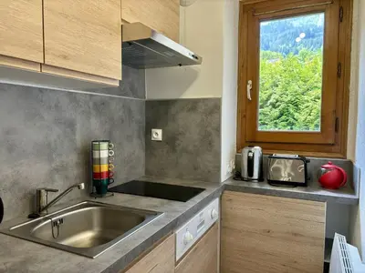 a kitchen with a sink and a window at Sapins 11 - Appartement familial - Pied des pistes - Vue sur les montagnes in Les Houches