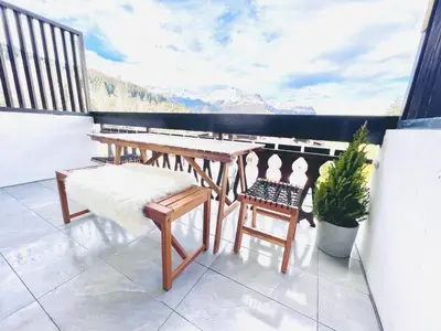 a balcony with a table and chairs and a view at Appartement 4 personnes pistes in Combloux