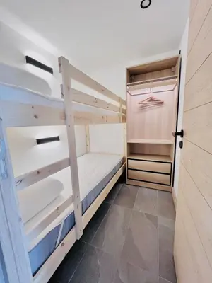 a small room with a bunk bed and a closet at Appartement 4 personnes pistes in Combloux