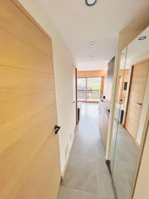 a hallway with a wooden door in a kitchen at Appartement 4 personnes pistes in Combloux