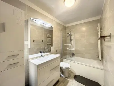 a bathroom with a sink and a toilet and a tub at Appartement au centre de Chamonix - 6 pers, parking, confort 3 étoiles - FR-1-507-74 in Chamonix-Mont-Blanc