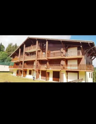 a room with two bunk beds and a couch at Studio porte du Mont Blanc Combloux aux pieds des pistes in Combloux