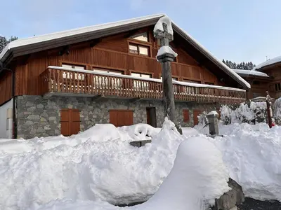 a pile of snow in front of a house at Appartement 3 pièces - 6 pers - Proche pistes et commerces, navette gratuite - FR-1-572-19 in Arâches-la-Frasse