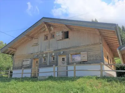 a large wooden barn with boarded up windows at Chalet à Saint-Gervais-les-Bains, 8 personnes, 4 chambres in Saint-Gervais-les-Bains