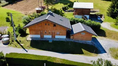an overhead view of a large wooden house at Chalet à Saint-Gervais-les-Bains, 8 personnes, 4 chambres in Saint-Gervais-les-Bains