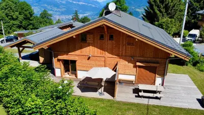 an overhead view of a log cabin with a roof at Chalet à Saint-Gervais-les-Bains, 8 personnes, 4 chambres in Saint-Gervais-les-Bains