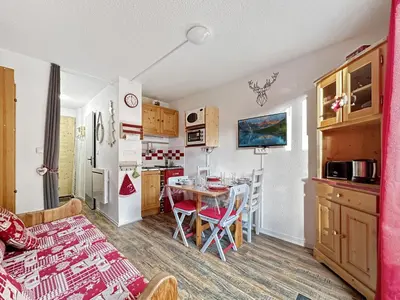 two bunk beds in a room with a window at gc462 studio 4 pers proche skibus in Les Carroz d'Araches