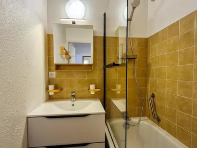 a bathroom with a sink and a shower and a tub at Appartement lumineux · Centre station · 6 pers · Balcon · WI-FI - FR-1-425-205 in Arâches-la-Frasse