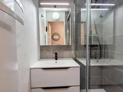 a bathroom with a white sink and a shower at Appartement lumineux · Centre station · 6 pers · Balcon · WI-FI - FR-1-425-205 in Arâches-la-Frasse