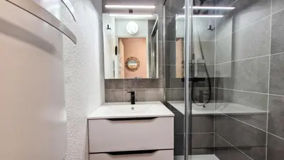 a bathroom with a sink and a shower at Résidence Verseau - Appartement lumineux et spacieux · Centre station · avec cabine et Balcon MAE-8894 in Magland