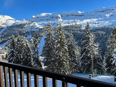 a view of a snow covered mountain from a balcony at Résidence Verseau - Appartement lumineux et spacieux · Centre station · avec cabine et Balcon MAE-8894 in Magland