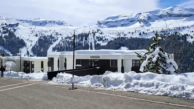 a building with a sign that reads vyssaan at Résidence Verseau - Appartement lumineux et spacieux · Centre station · avec cabine et Balcon MAE-8894 in Magland