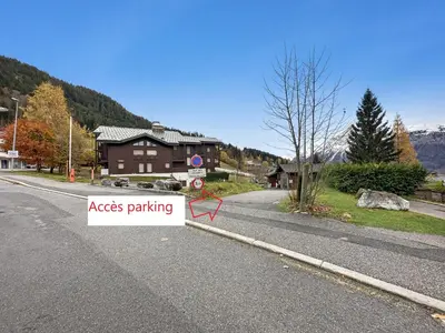 an access parking sign on the side of a road at luta11 duplex mezzanine 2 4 pers pied de pistes in Les Carroz d'Araches