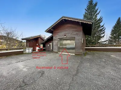 a house with a garage with a red arrow pointing to a driveway at luta11 duplex mezzanine 2 4 pers pied de pistes in Les Carroz d'Araches