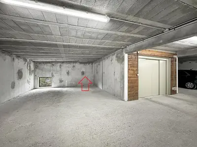 an empty garage with a red arrow on the wall at luta11 duplex mezzanine 2 4 pers pied de pistes in Les Carroz d'Araches