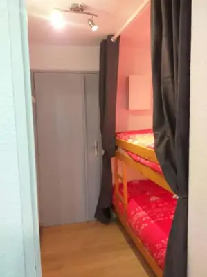 a room with two bunk beds in a room at Studio 4 couchages 