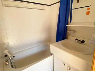a kitchen with green cabinets and a sink and a window at Appartement 3 pièces 6 pers. à Morillon 1100, proche pistes - FR-1-815-95 in Morillon