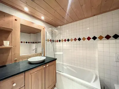 a bathroom with a sink and a bath tub at Chamonix: Appartement 3 pièces, 6 pers, Parking - FR-1-507-76 in Chamonix-Mont-Blanc