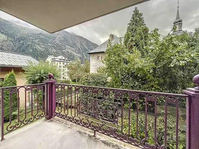 a balcony with a purple railing with a view at Chamonix: Appartement 3 pièces, 6 pers, Parking - FR-1-507-76 in Chamonix-Mont-Blanc
