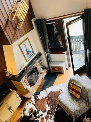 a living room with a couch and a fireplace at Duplex Le géant 7 voyageurs in Chamonix-Mont-Blanc