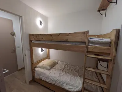 a couple of bunk beds in a room at Appartement cosy à Chamonix pour 4, balcon, parking - FR-1-343-250 in Chamonix-Mont-Blanc