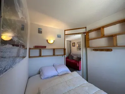 a bedroom with two bunk beds and a closet at Confortable 2 pièces sans ascenseur, pour 4/5 pers., Morillon 1100 - FR-1-642-63 in Morillon