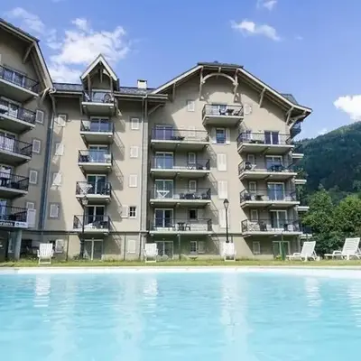 Next to the ski lift! *3bed Apt* sleeps 8* Parking* Pool