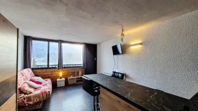 a room with a desk and a couch and a window at Résidence Gemeaux - Studio rénové · Centre station · Balcon MAE-0491 in Magland