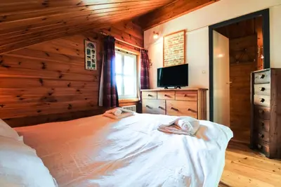 a bedroom with a bed with two towels on it at Résidence Hameau - Chalet lumineux · Poêle à bois · WIFI gratuit et illimité · Garage MAE-1691 in Magland