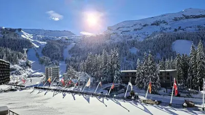 a group of flags on a ski slope in the snow at Résidence Cassiopee - Appartement tout confort · proche des pistes · WIFI gratuit · vue pistes MAE-4984 in Magland