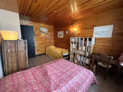 a bedroom with a bed and a book shelf at Duplex de 100m² pour 9 personnes au centre proche remontées mécaniques - FR-1-572-290 in Arâches-la-Frasse