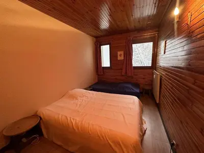 a small bedroom with a bed and a window at Duplex de 100m² pour 9 personnes au centre proche remontées mécaniques - FR-1-572-290 in Arâches-la-Frasse