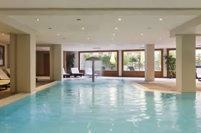 a large swimming pool in a hotel lobby at Loriaz 12 - Appartement avec vue et piscine à deux pas du telecabine in Vallorcine