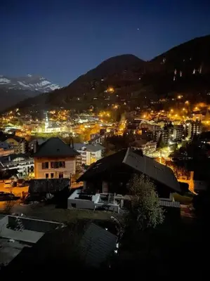 a view of a city at night with lights at Charmant appartement T3 avec magnifique vue in Saint-Gervais-les-Bains