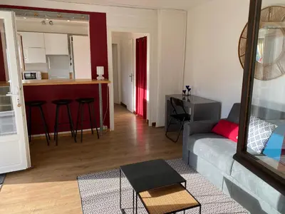 a living room with a couch and a kitchen at Appartement cosy avec vue exceptionnelle in Saint-Gervais-les-Bains