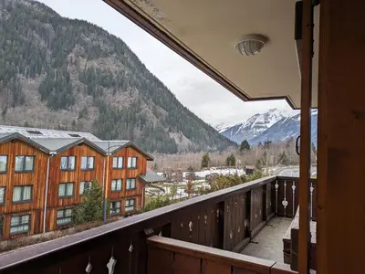a balcony with a view of a mountain at Appartement Cosy avec Terrasse et Garage in Les Houches