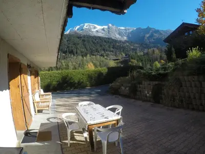 a table and chairs on a patio with a mountain at Studio 