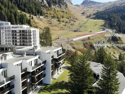an aerial view of an apartment building with a red arrow at Appartement rénové au pied des pistes avec balcon - FR-1-425-215 in Arâches-la-Frasse