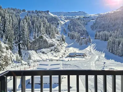 a view of a ski resort in the snow at Studio lumineux balcon ski aux pieds - 4 pers. - FR-1-425-223 in Arâches-la-Frasse