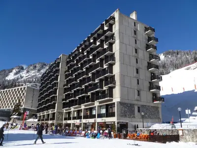 a building on a ski slope in the snow at Appartement spacieux, balcon - 8 pers. - FR-1-425-218 in Arâches-la-Frasse