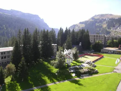a view of a park with trees and buildings at Appartement spacieux, balcon, skis aux pieds - 8 pers. - FR-1-425-216 in Arâches-la-Frasse