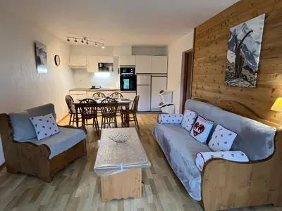 a living room with a couch and a table at 3 pièces avec terrasse, animaux admis, parking – Samoëns - FR-1-629-137 in Samoëns