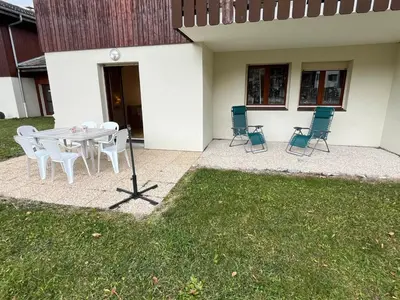 a table and chairs in front of a house at 3 pièces avec terrasse, animaux admis, parking – Samoëns - FR-1-629-137 in Samoëns
