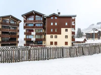 a fence in front of a building in the snow at Les Eterlous 25 - Appt vue pistes 4 pers in Morillon