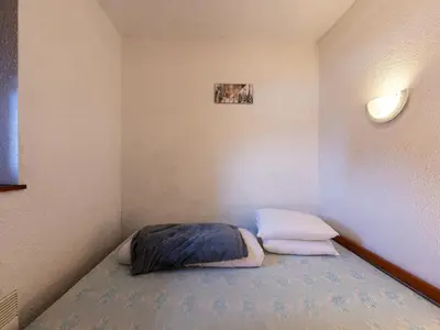 a small room with a bed with two pillows at Les Eterlous 25 - Appt vue pistes 4 pers in Morillon