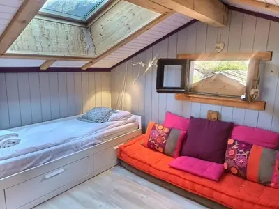 a bedroom with a bed and a couch at Cosy Petite Chalet T3, Jardin, Terrasse, Parking. Chamonix Mont-blanc. in Les Houches