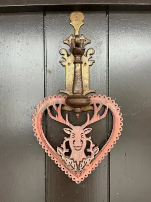 a light hanging on a wall with a heart at Cosy Petite Chalet T3, Jardin, Terrasse, Parking. Chamonix Mont-blanc. in Les Houches