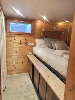 a bedroom with a bed in a wooden cabin at Cosy Petite Chalet T3, Jardin, Terrasse, Parking. Chamonix Mont-blanc. in Les Houches